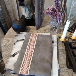 Riis - Hyttebok - Brun alcantarra med trim