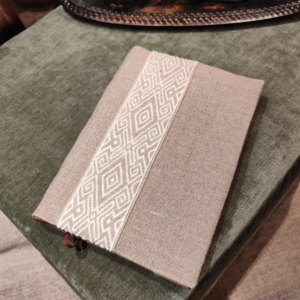 Riis - Hyttebok - beige lin med trim