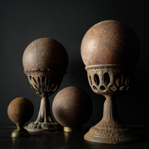 Beast - Set/4 decoballs antique